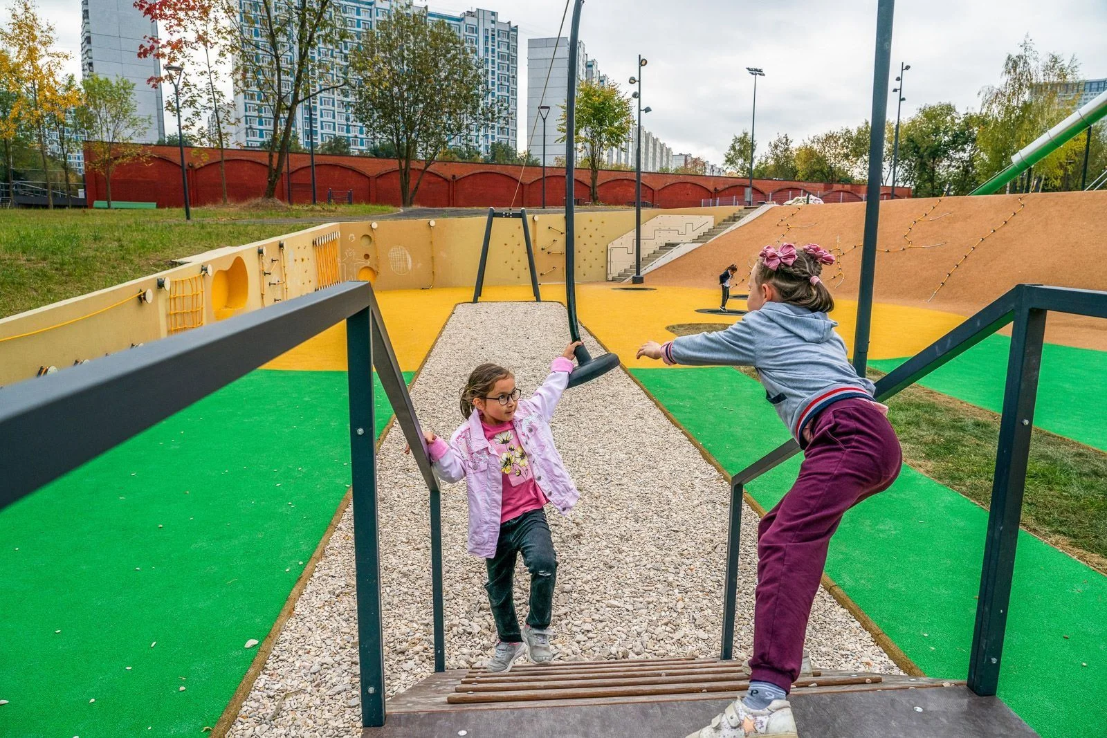 Фото Детская площадка "Канитель" в парке в поймах рек Шмелёвки и Кузнецовки - развлечение в Москве | Досугатор