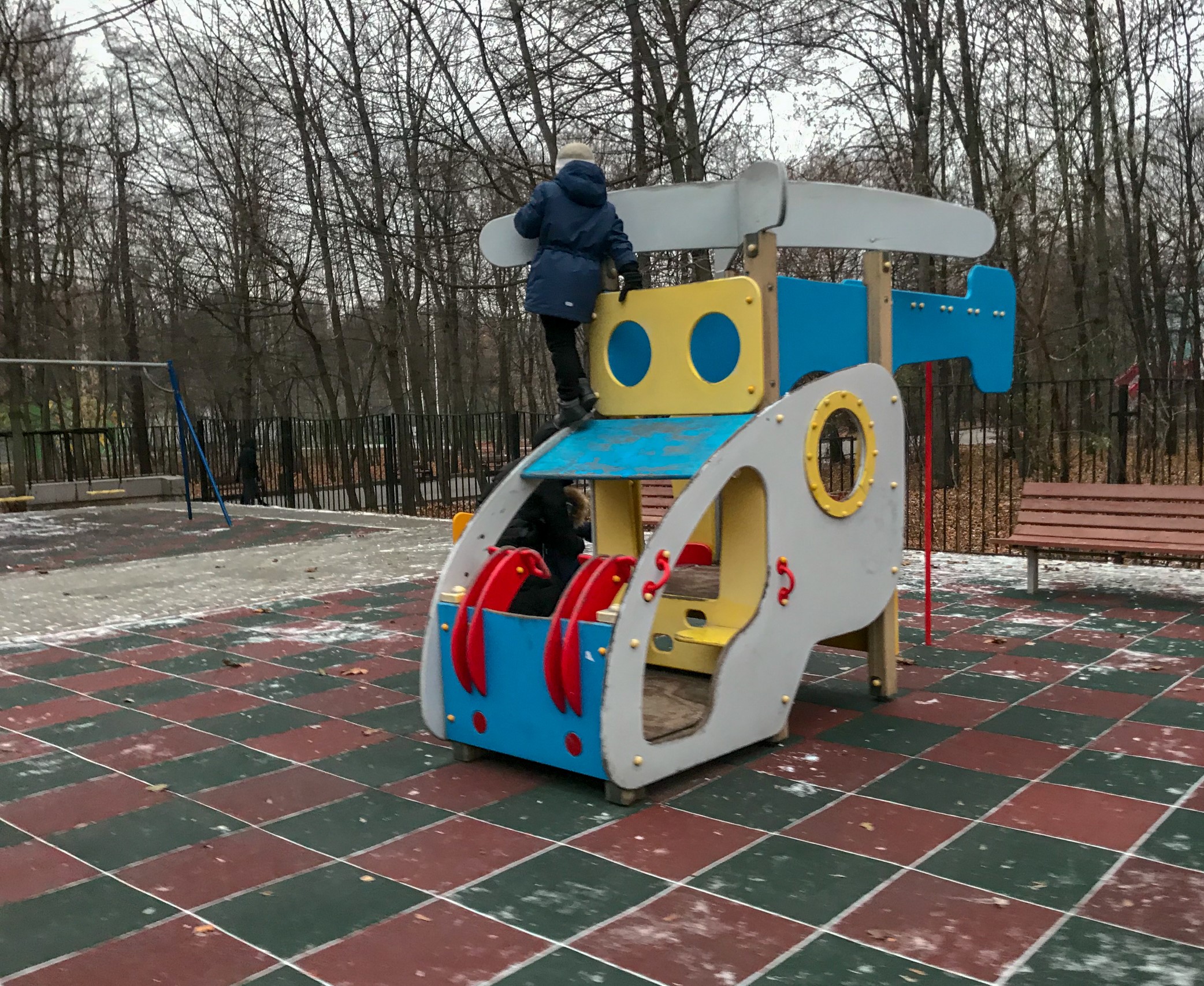 Фото Детская площадка с  башней  в парке Сокольники - развлечение в Москве | Досугатор