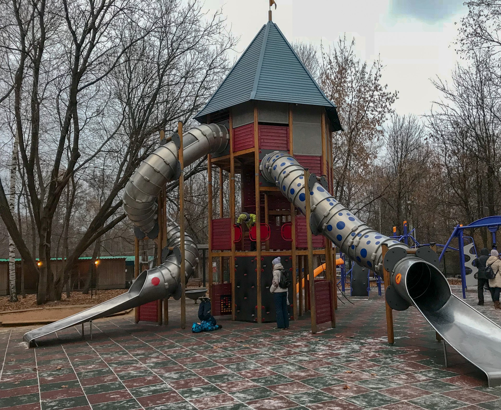 Фото Детская площадка с  башней  в парке Сокольники - развлечение в Москве | Досугатор