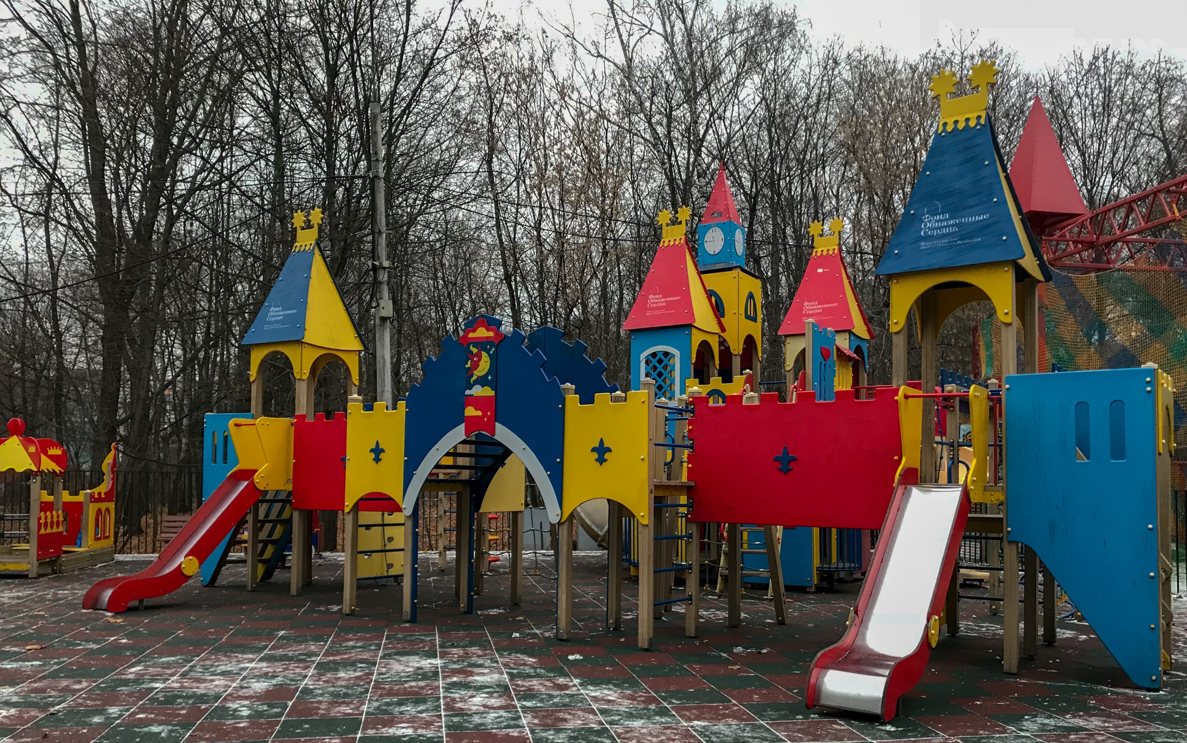 Фото Детская площадка с  башней  в парке Сокольники - развлечение в Москве | Досугатор