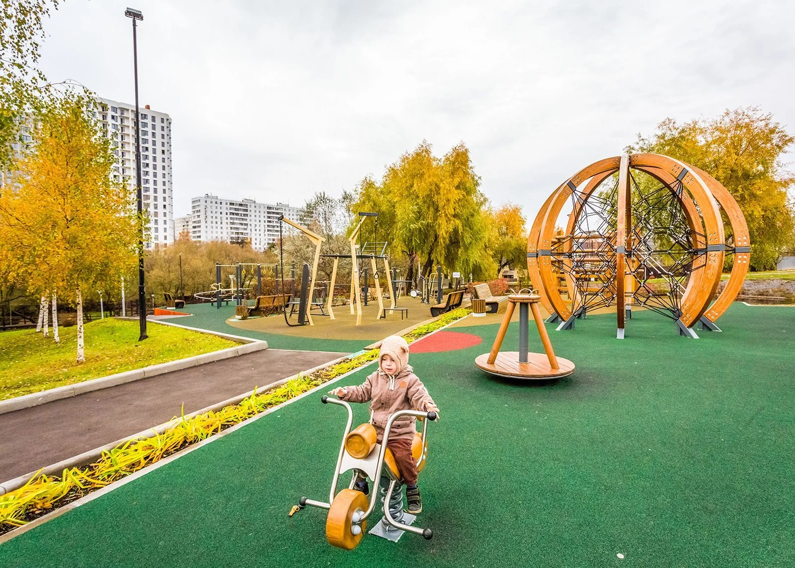 Фото Детская площадка в парке Ручеёк (в районе Внуково Троицкого и Новомосковского округов) - развлечение в Москве | Досугатор