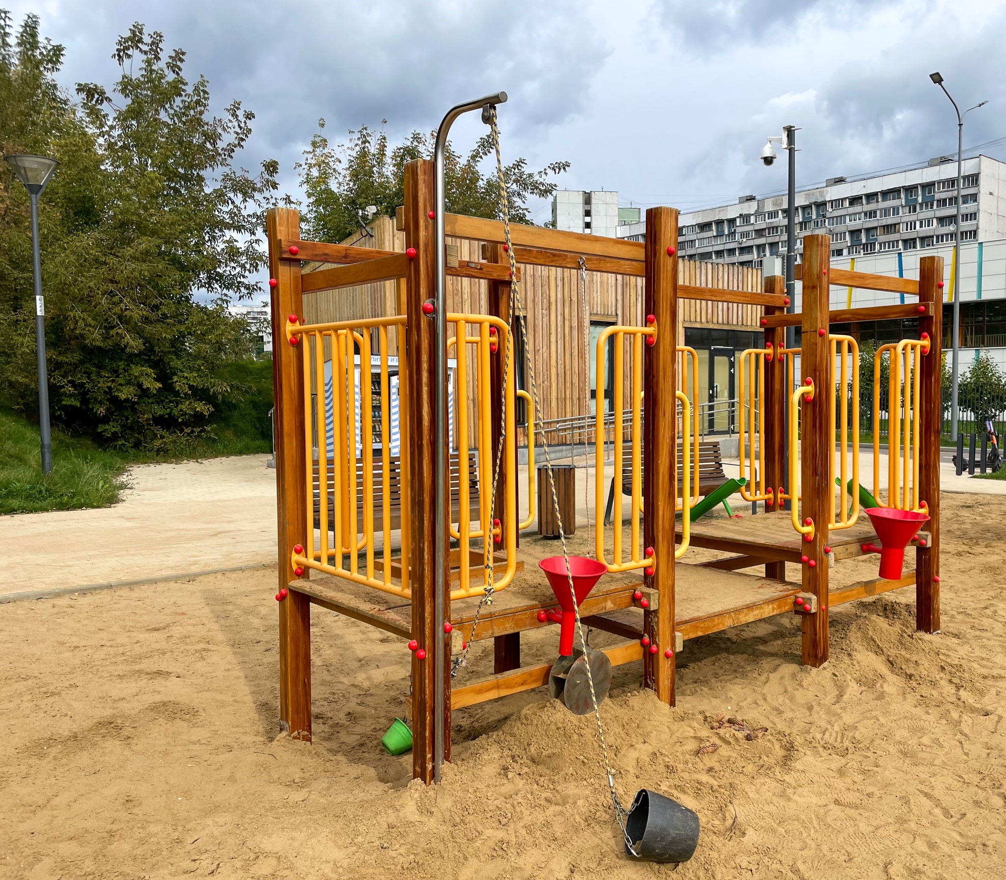 Фото Песочница в парке Яуза (вдоль Юрловского проезда, в районе спортшколы "Медведково") - развлечение в Москве | Досугатор