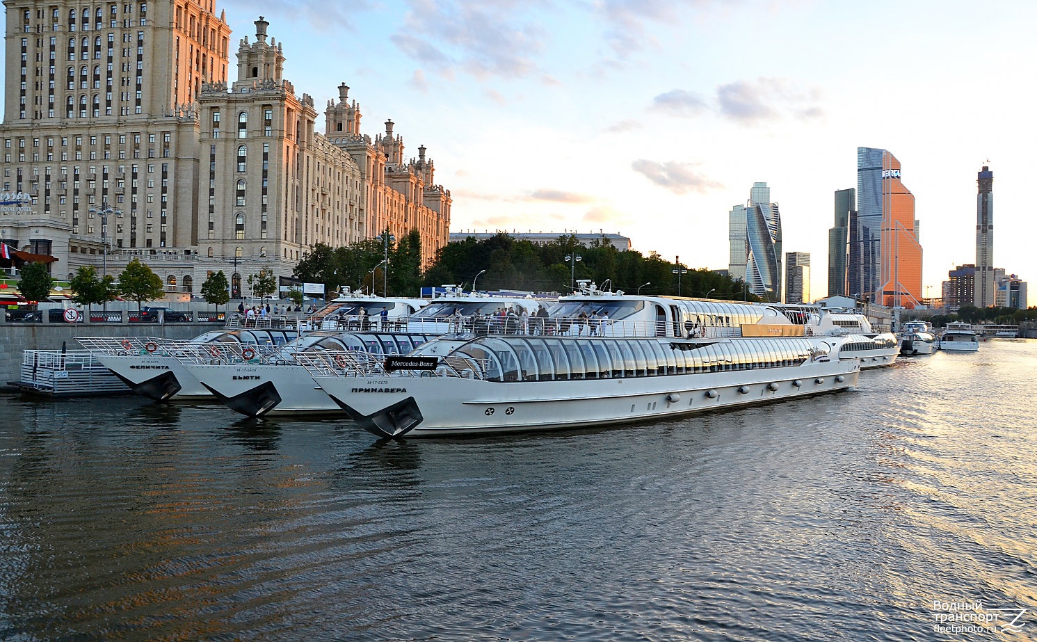 Фото Речной трамвайчик Radisson Причал «Гостиница «Украина» - развлечение в Москве | Досугатор