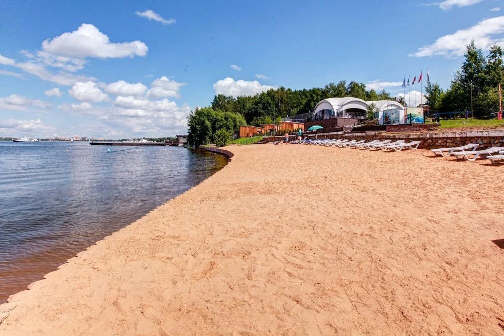 Фото Пляж (на территории яхт-клуба "Новый берег" на берегу Пироговского водохранилища) - развлечение в Москве | Досугатор