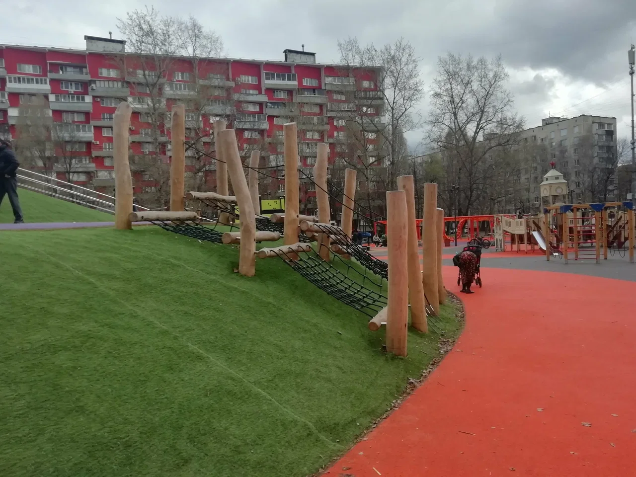 Фото Детская площадка (парк на Зеленом проспекте) - развлечение в Москве | Досугатор