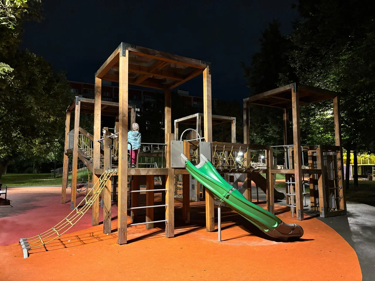 Фото Детская площадка (парк на Зеленом проспекте) - развлечение в Москве | Досугатор