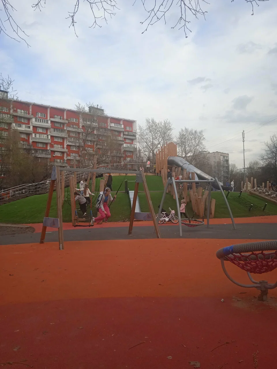 Фото Детская площадка (парк на Зеленом проспекте) - развлечение в Москве | Досугатор