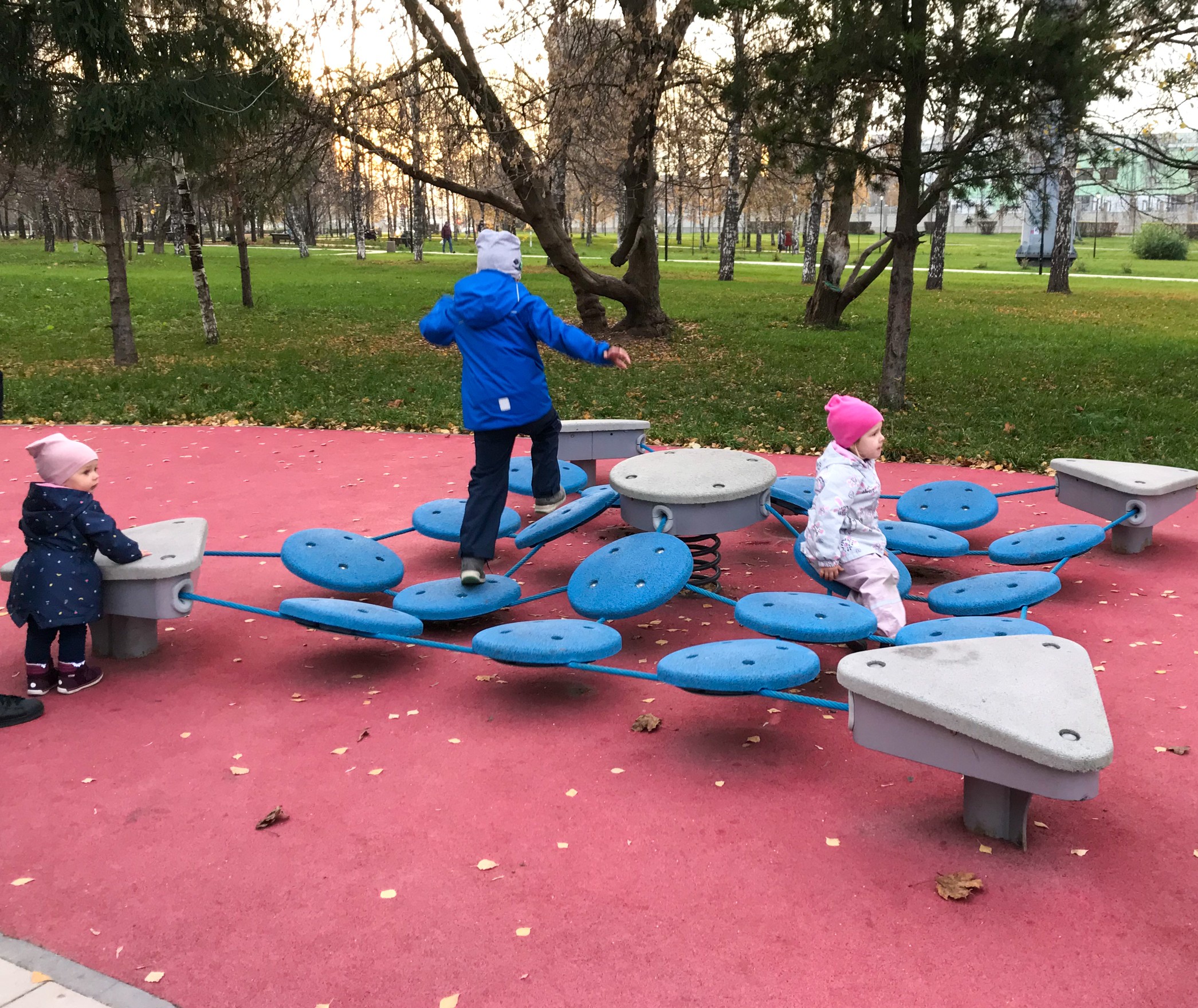 Фото Детская площадка  (в парке у Головинских прудов) №3 - развлечение в Москве | Досугатор