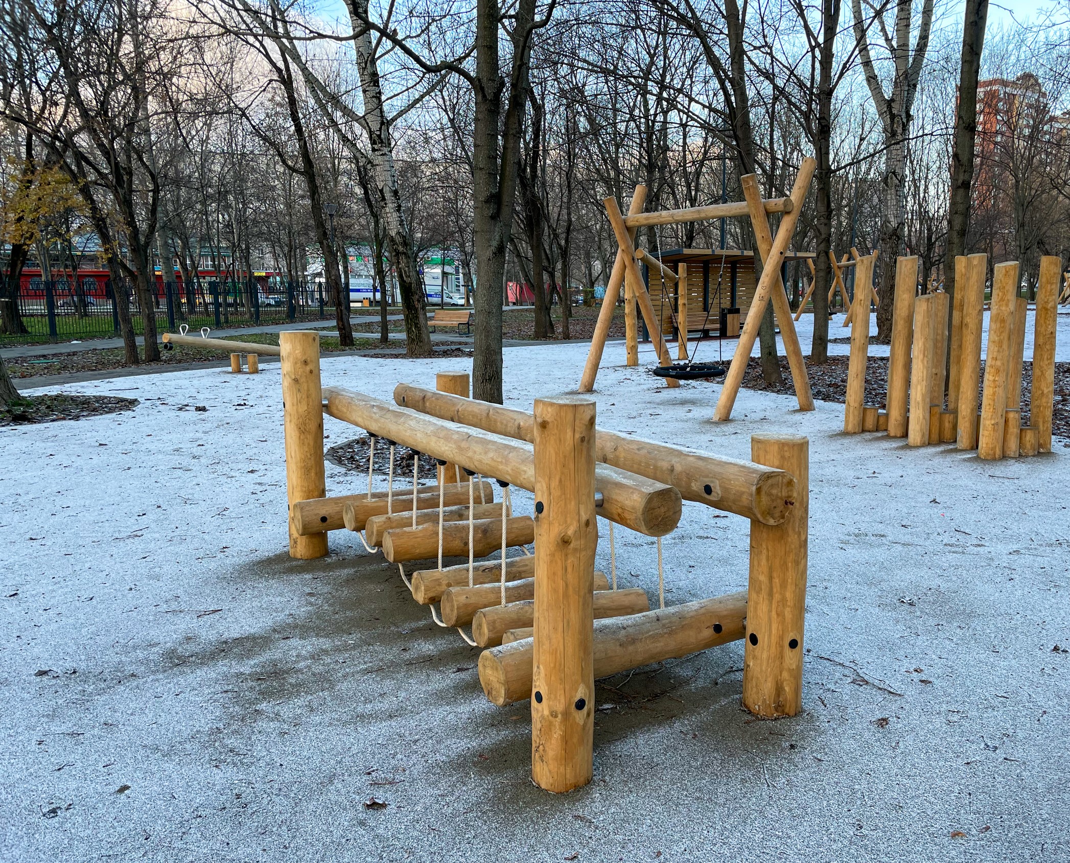 Фото Деревянная площадка в парке Чермянка №5 (вдоль Юрловского проезда) - развлечение в Москве | Досугатор