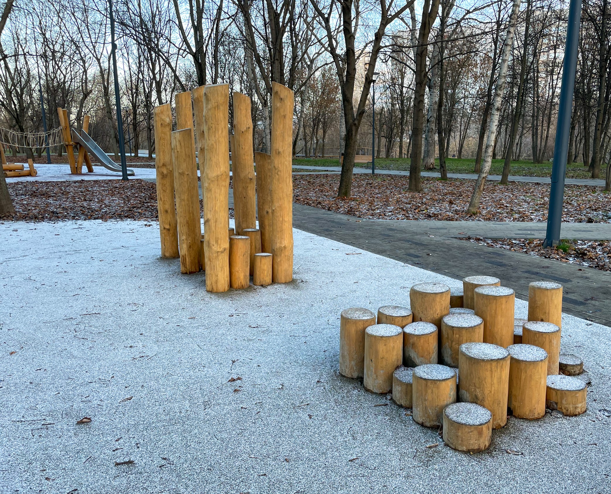 Фото Деревянная площадка в парке Чермянка №5 (вдоль Юрловского проезда) - развлечение в Москве | Досугатор