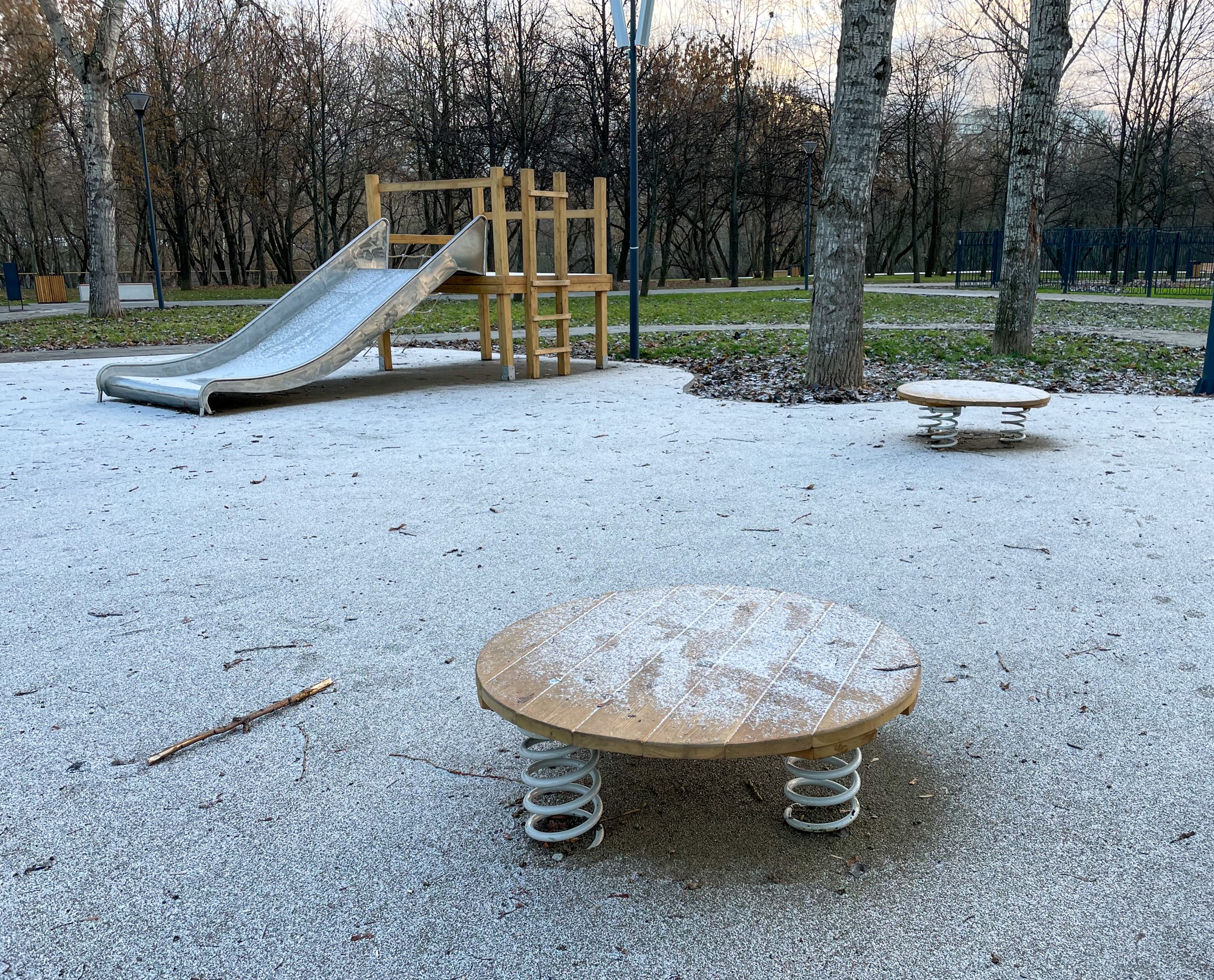 Фото Деревянная площадка в парке Чермянка №5 (вдоль Юрловского проезда) - развлечение в Москве | Досугатор
