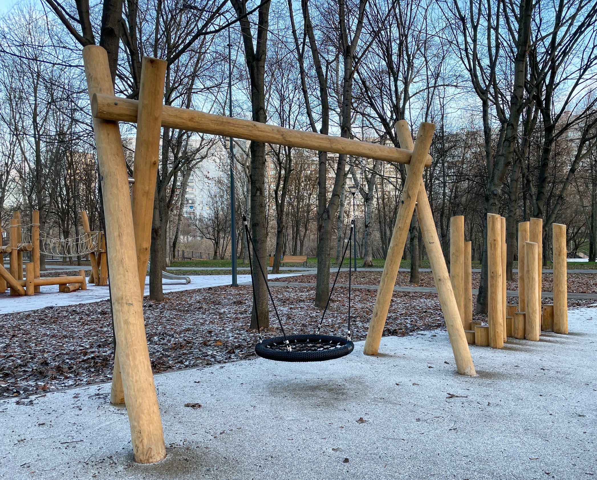 Фото Деревянная площадка в парке Чермянка №5 (вдоль Юрловского проезда) - развлечение в Москве | Досугатор