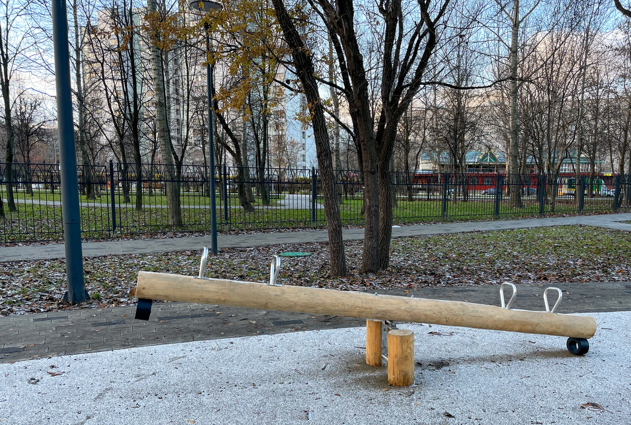Фото Деревянная площадка в парке Чермянка №5 (вдоль Юрловского проезда) - развлечение в Москве | Досугатор