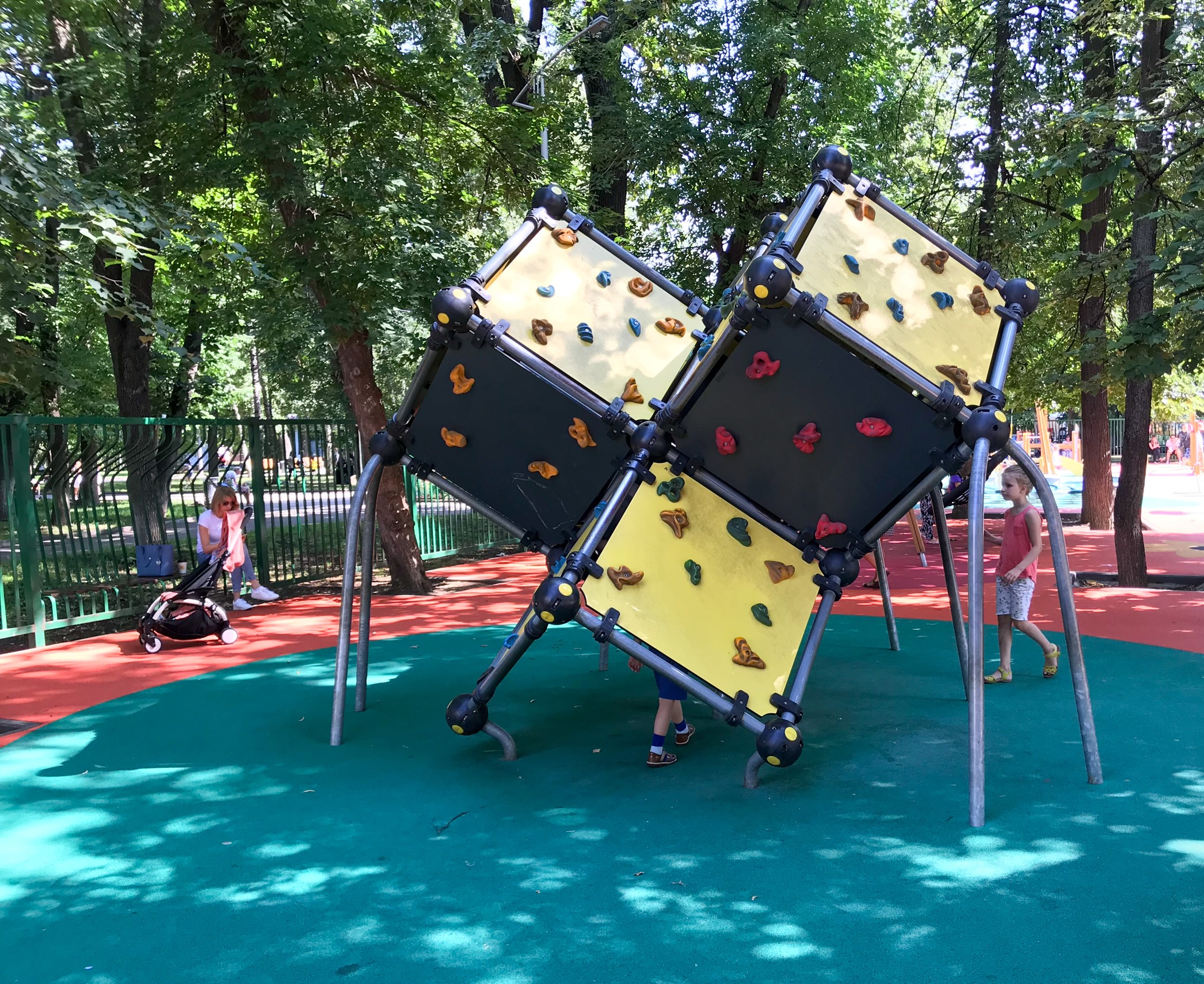 Фото Детская площадка в парке Красная Пресня №1 - развлечение в Москве | Досугатор