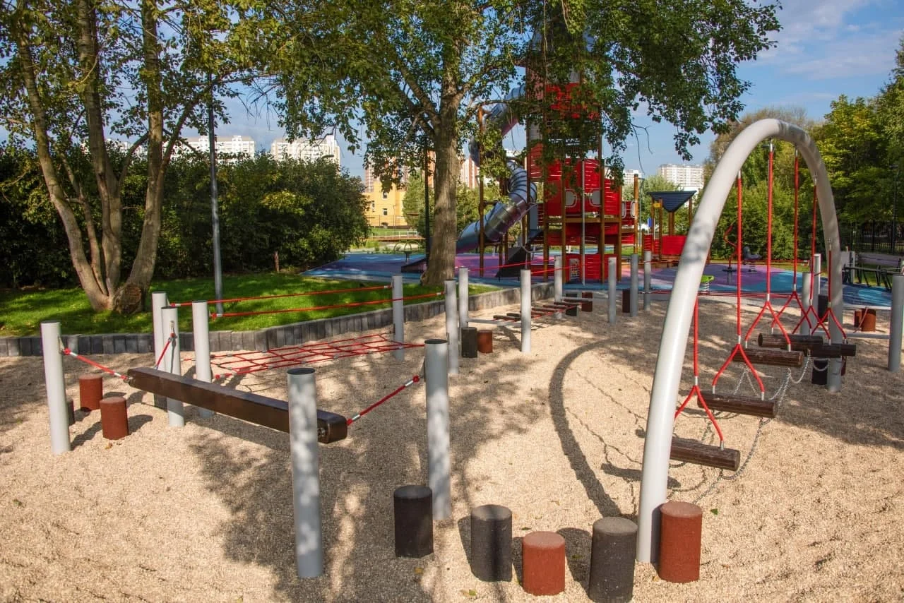Фото Площадка в сквере у Малого Федосьинского пруда в районе Ново-Переделкино - развлечение в Москве | Досугатор