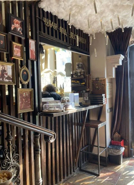 Фото Кафе "Чулан под лестницей" - Рестораны в Москве | Досугатор