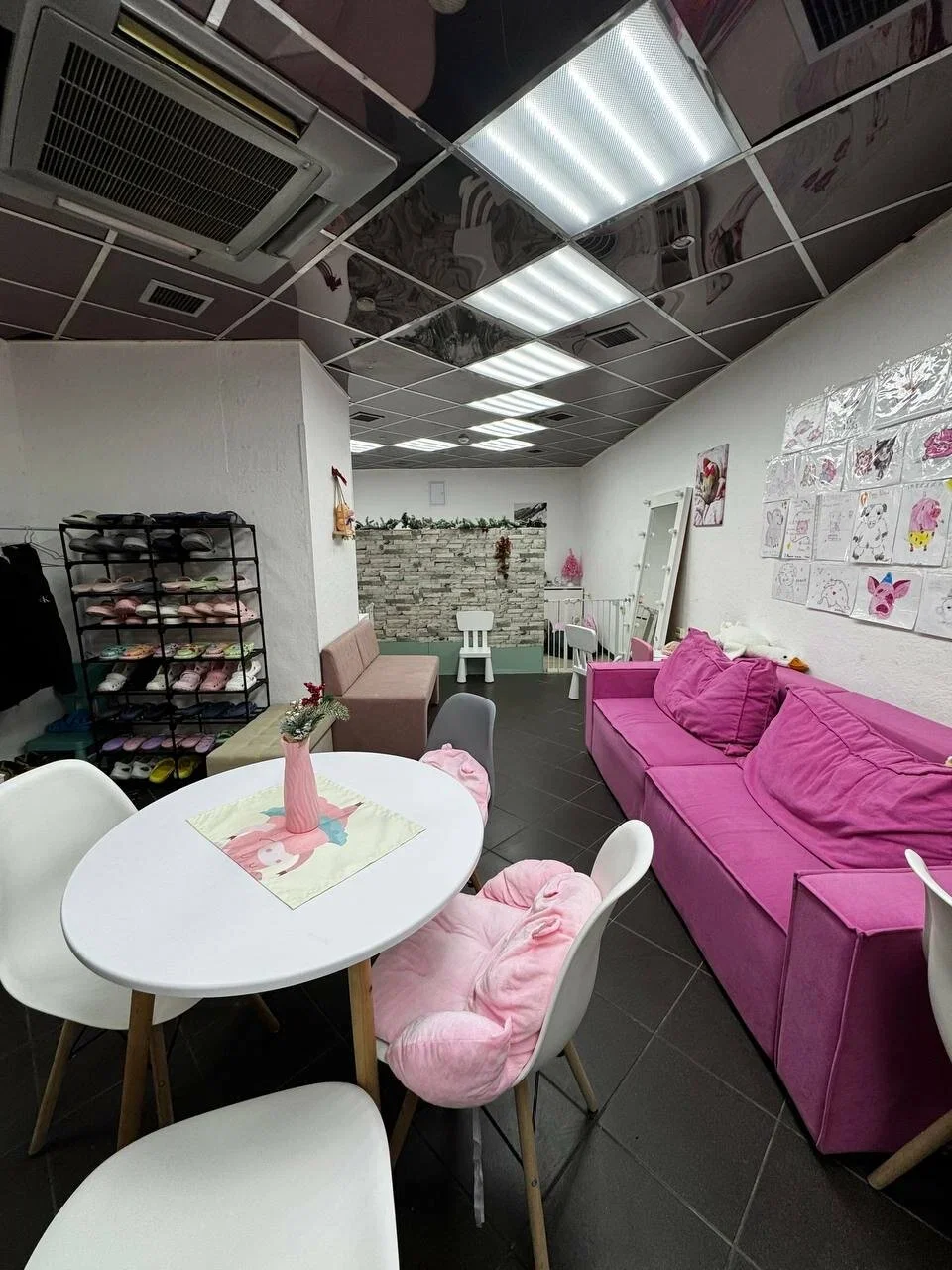 Фото Антикафе с мини-пигами Piggi Place на Рязанском проспекте - Зоопарки / Фермы / Океонариумы в Москве | Досугатор