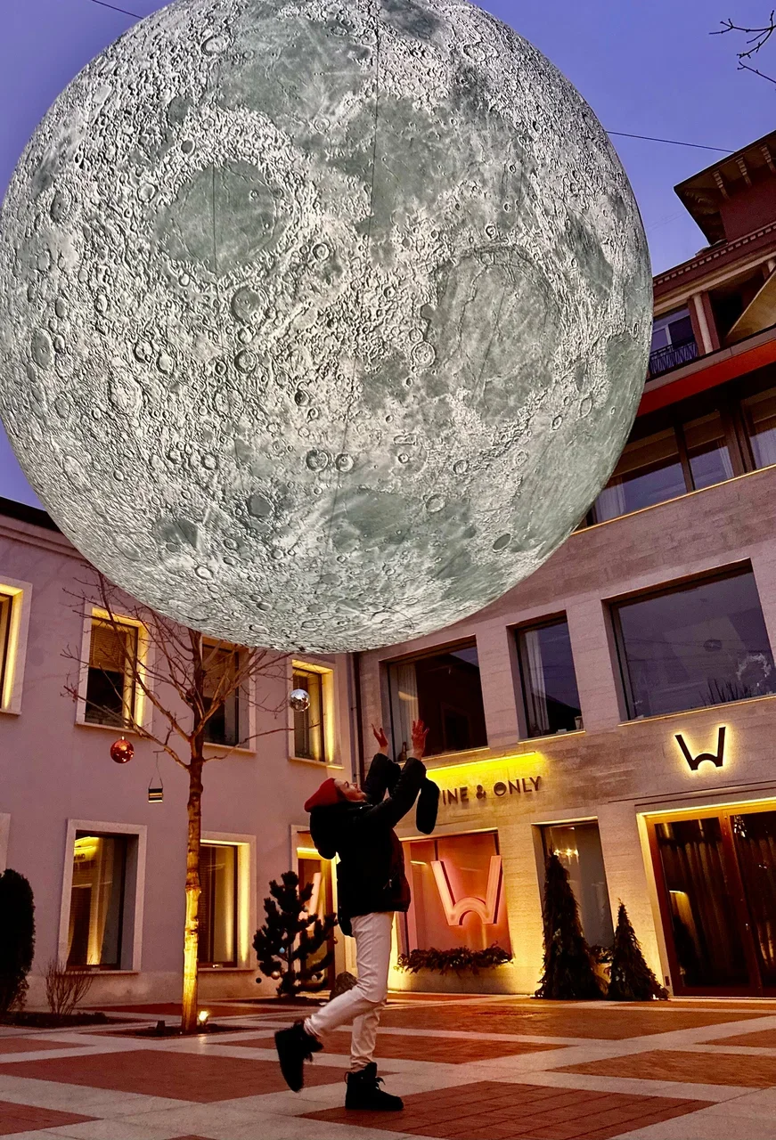Фото Арт-объект Луна "Дотянуться до Луны" в Москве - Познавательное в Москве | Досугатор