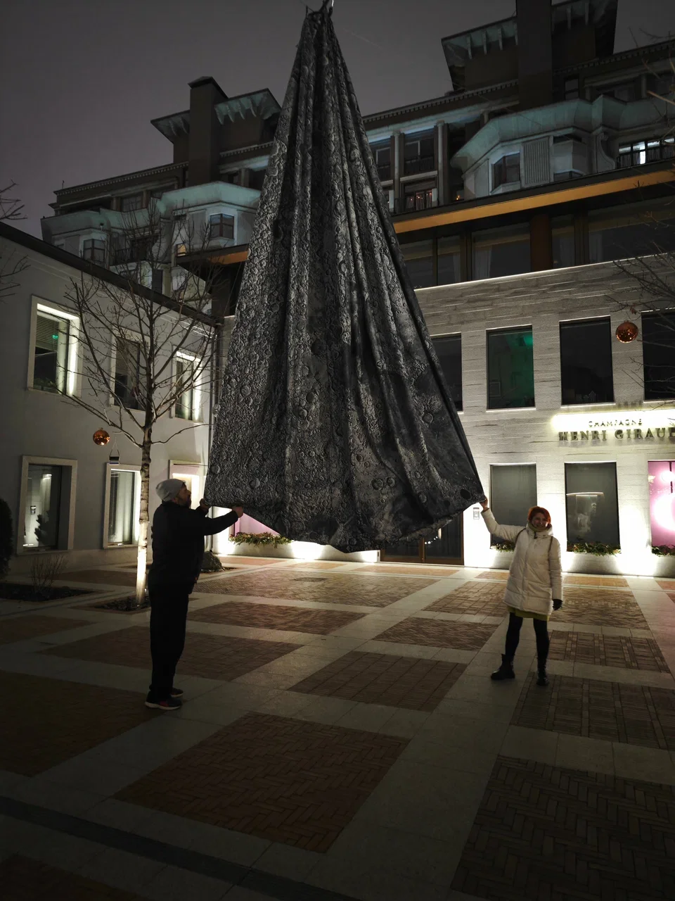 Фото Арт-объект Луна "Дотянуться до Луны" в Москве - Познавательное в Москве | Досугатор