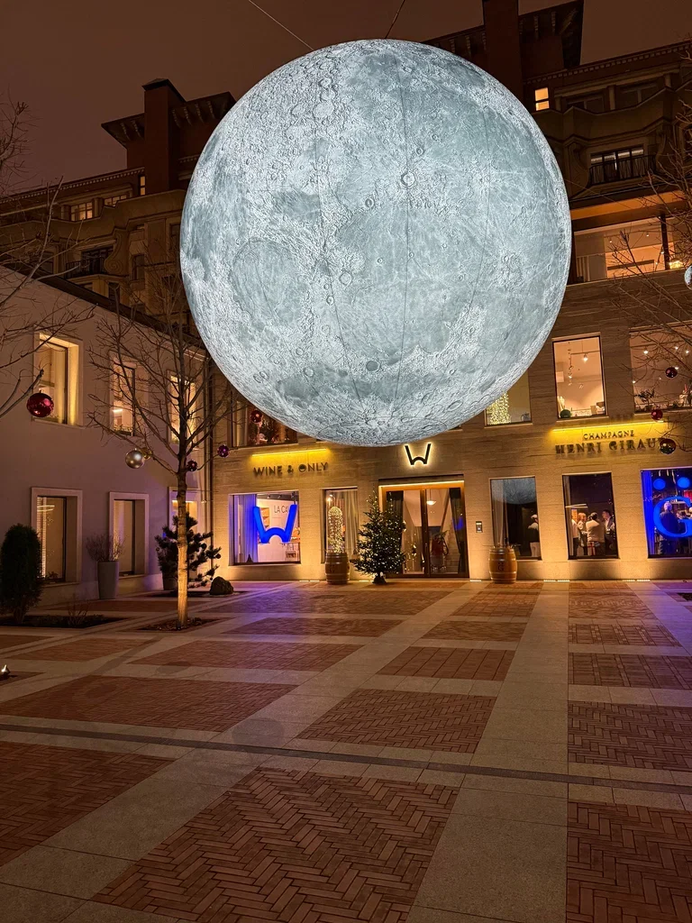 Фото Арт-объект Луна "Дотянуться до Луны" в Москве - Познавательное в Москве | Досугатор