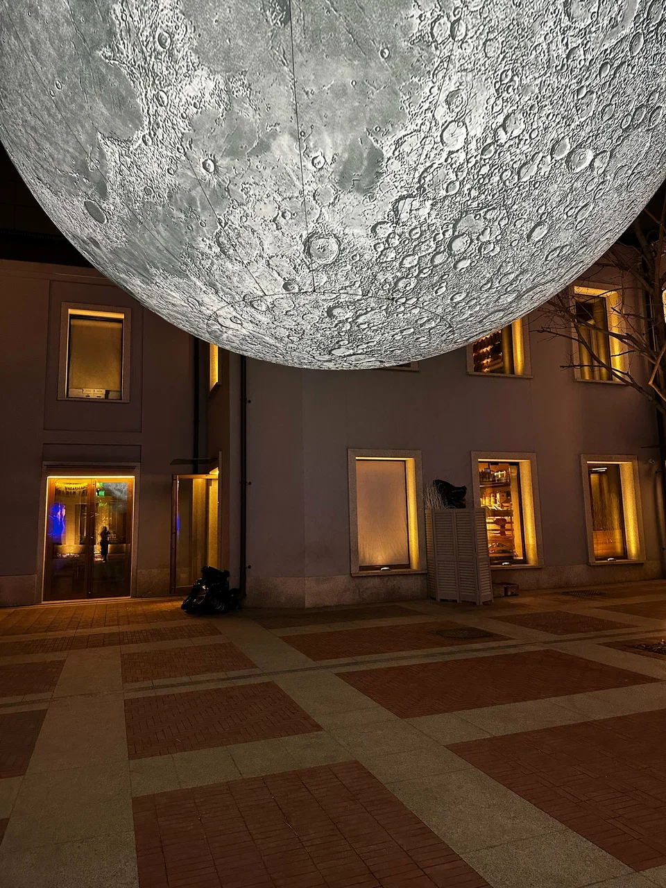 Фото Арт-объект Луна "Дотянуться до Луны" в Москве - Познавательное в Москве | Досугатор