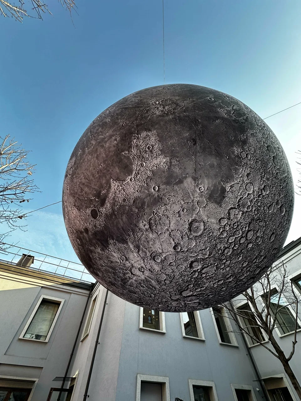 Фото Арт-объект Луна "Дотянуться до Луны" в Москве - Познавательное в Москве | Досугатор